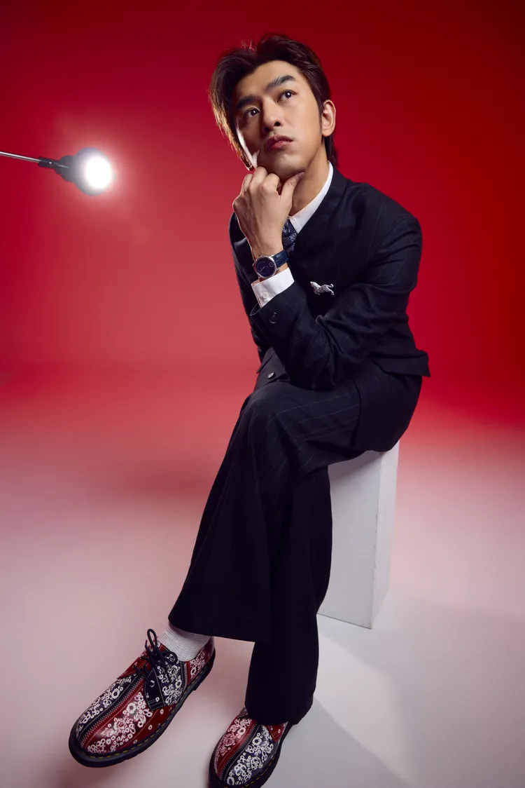 陳柏霖搭配了Dr. Martens與NÒMARHYTHM TEXTILE的聯名鞋。品牌提供