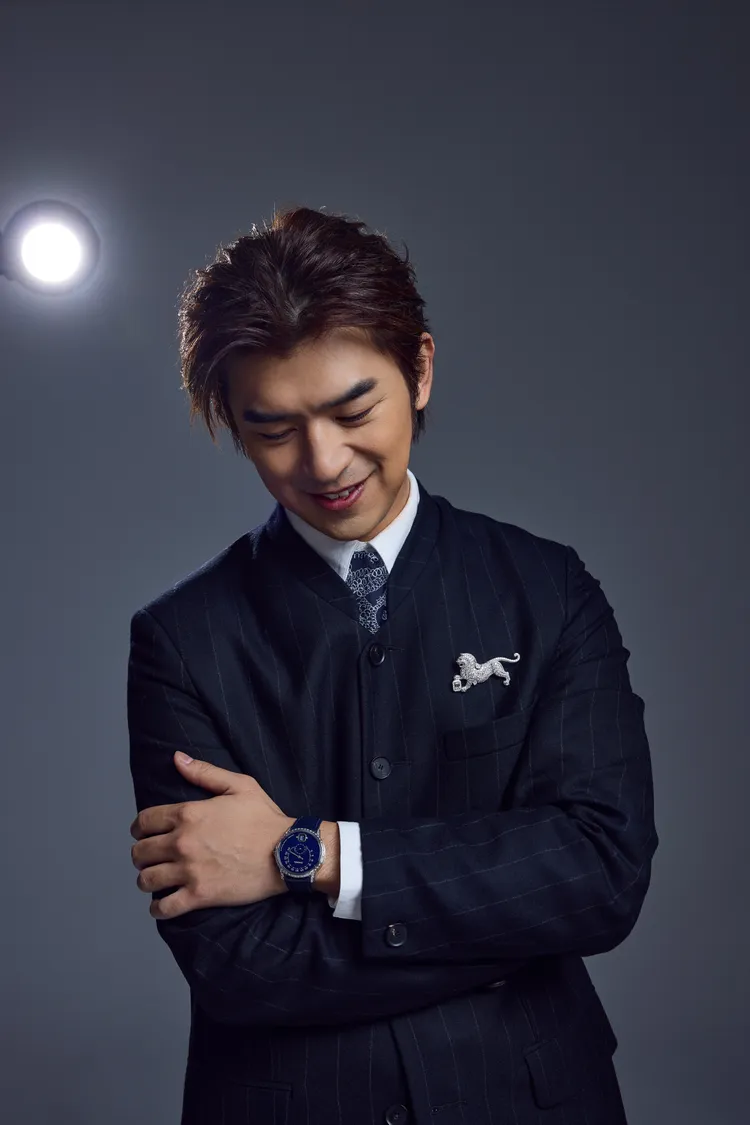 peter wu此次的西裝跳脫傳統框架，將條紋面料搭配小立領設計。品牌提供