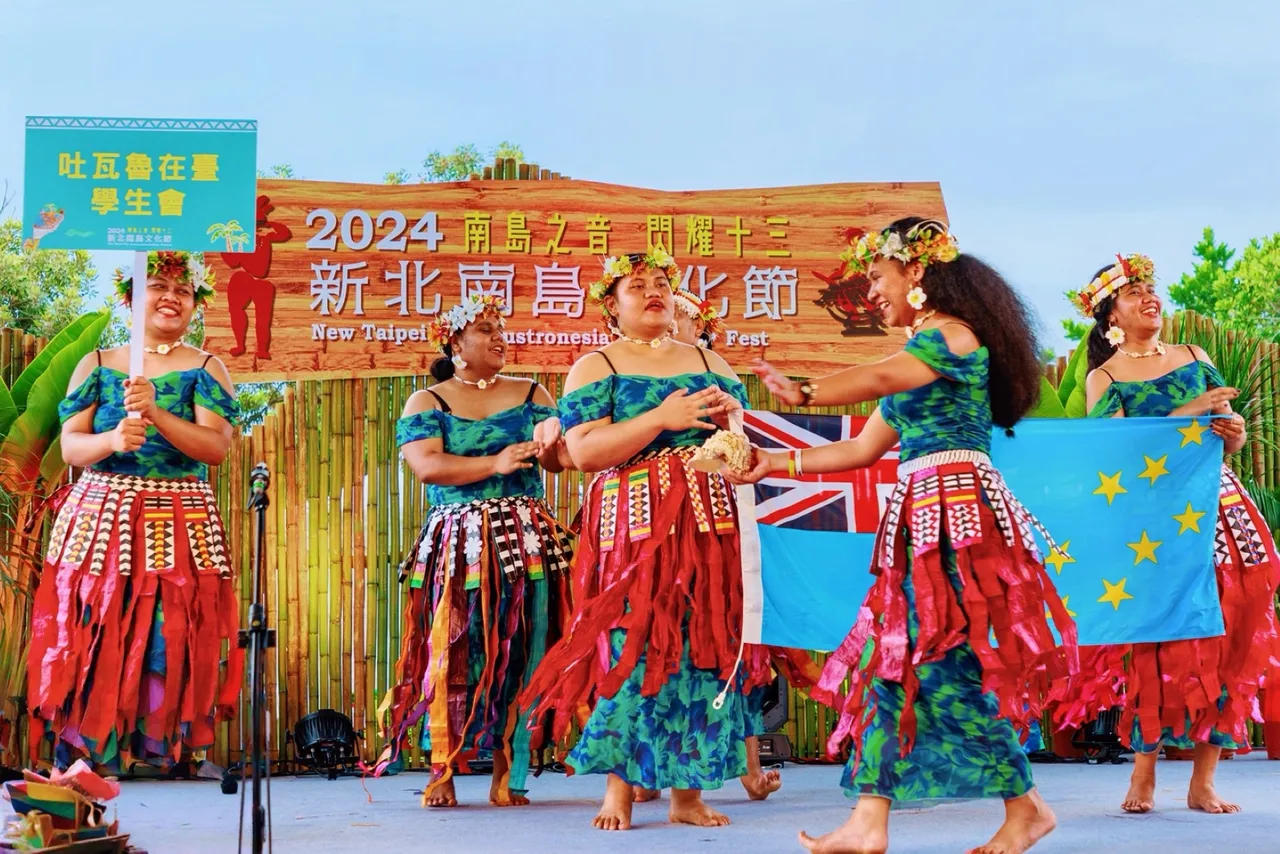 吐瓦鲁学生会等国际与在地的多元团队呈现岛国乐舞的热烈奔放。馆方提供