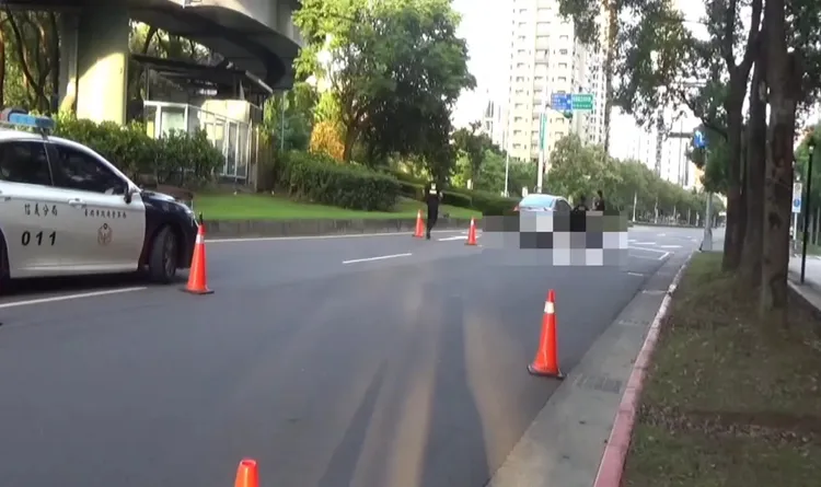 灰色小客車衝過攔檢點。警方提供