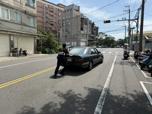 小客車拋錨卡點路中央 壢警炎炎烈日助推車