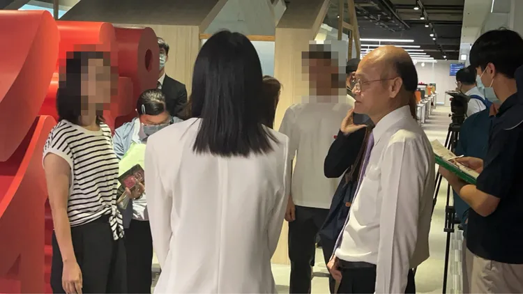 台北地院司法事務官（左一）前往街口支付母公司街口金融科技公司執行查封。讀者提供