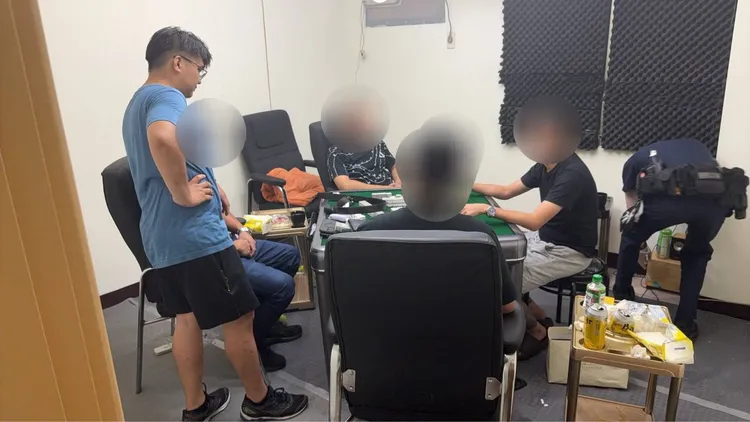 邱女跟著盧男被控制後，僅被限制行動無法離開，她趁隙傳訊給老公求救，警方才出面解危。翻攝畫面