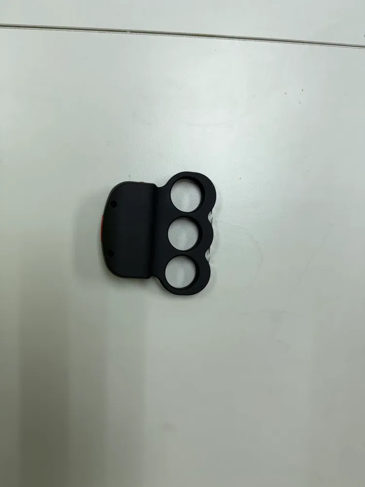 警方所查扣罕見具有電擊作用的手指虎。翻攝畫面