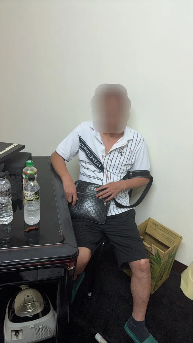 盧男頭部遭毆打流血，卻不願坦白自己贏錢是靠詐賭。翻攝畫面