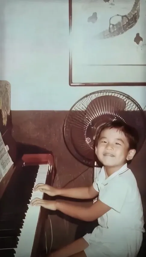 周杰倫從小就學鋼琴。翻攝周同學抖音