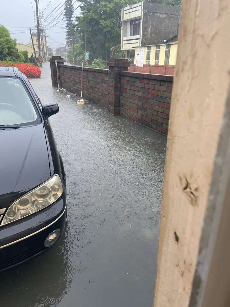 不只水淹半個輪胎高，外面街道也成划水道。民眾提供