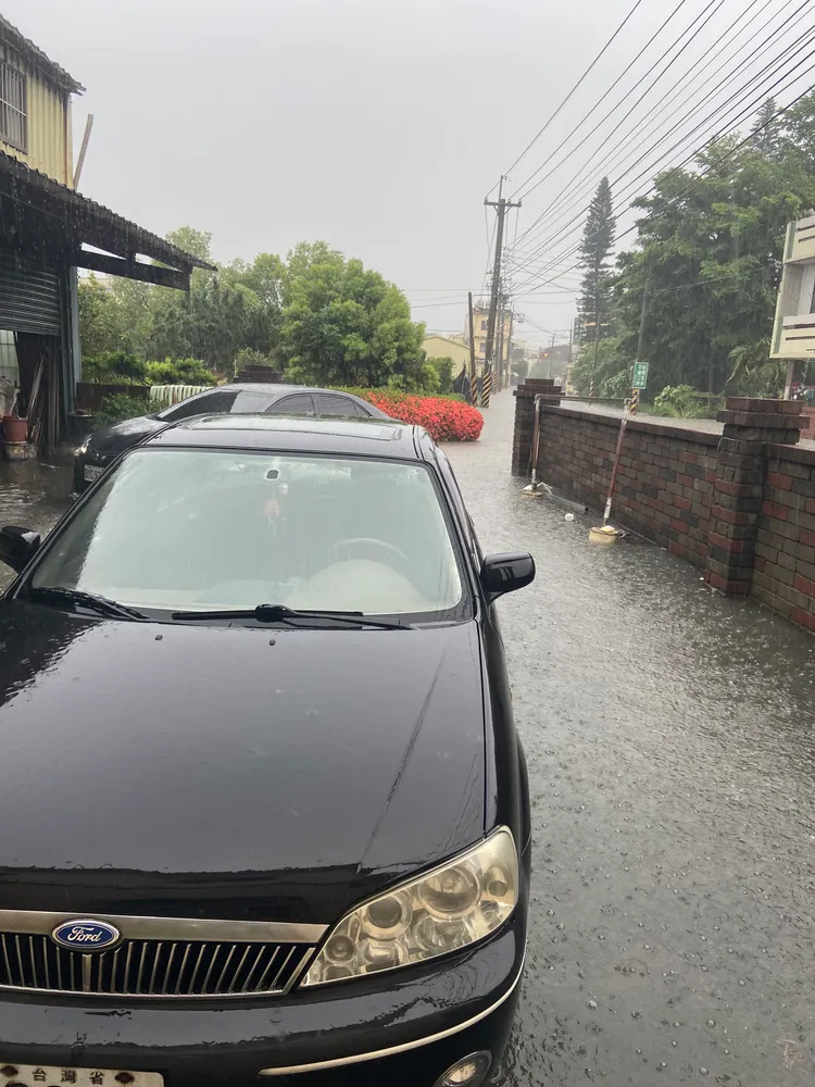 不只水淹半個輪胎高，外面街道也成划水道。民眾提供