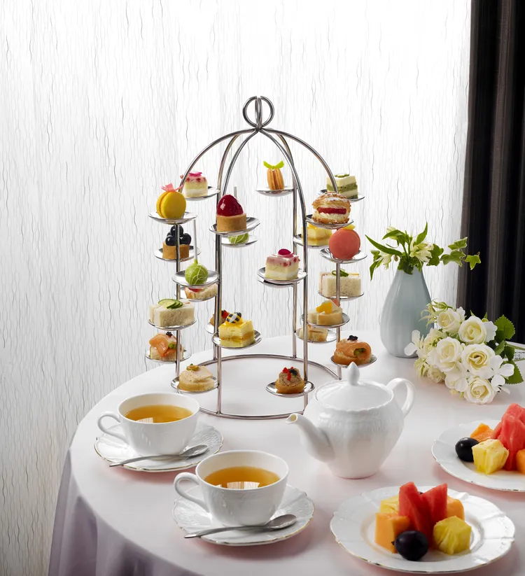 台灣美食展現場每日推出限量快閃超值商品，包括羅西尼菲力牛排單人餐券、台北圓山平日住宿通用券(房型升等)、金龍餐廳假日早茶雙饗券及花園咖啡廳平日超值雙饗券。圖為花園咖啡廳英式下午茶。圓山大飯店提供