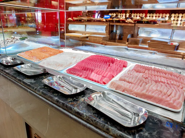 台北圓山大飯店松鶴餐廳雙人與四人券方案同步推出買10送1優惠活動，適合家庭聚餐、企業聚會，輕鬆品味圓山經典風味。圓山大飯店提供