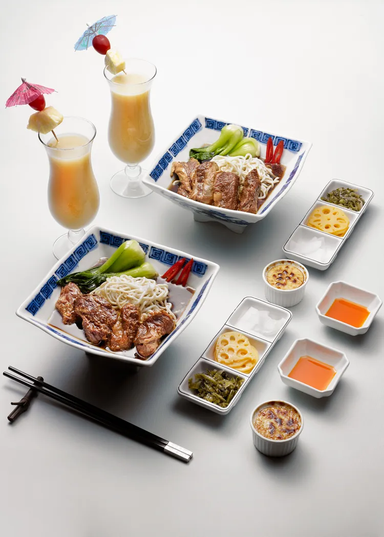 每日推出限量快閃超值商品，包括羅西尼菲力牛排單人餐券、台北圓山平日住宿通用券(房型升等)、金龍餐廳假日早茶雙饗券及花園咖啡廳平日超值雙饗券。圖為圓山經典牛肉麵。圓山大飯店提供