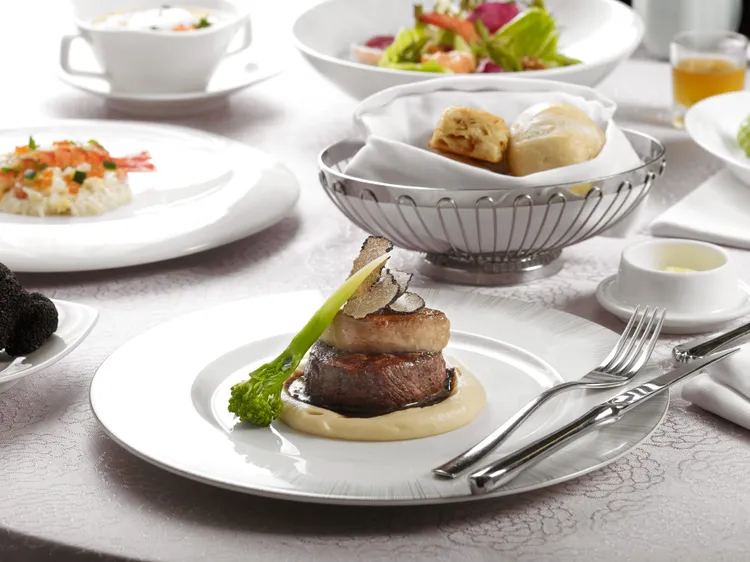 展場首日限定快閃超值商品「平日羅西尼菲力牛排單人餐券」，嚴選Prime等級菲力牛排、香滑濃郁的法式鴨肝，佐以珍稀黑松露，三重奢華食材交織層疊，呈現法式料理殿堂級的傳奇料理。圓山大飯店提供