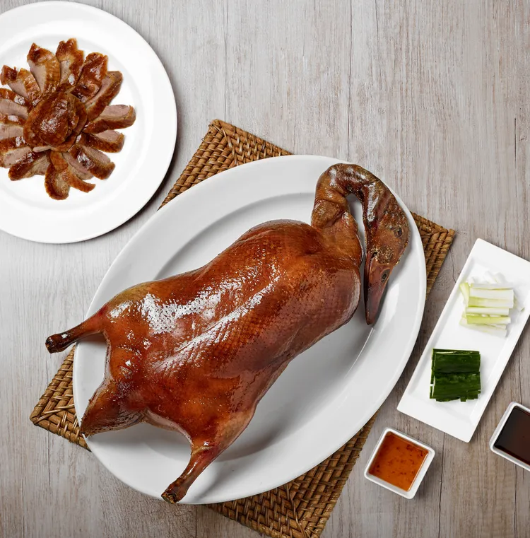 CP值超高的「平假日金龍片皮鴨四人分享餐」，每張只要5980元，烤鴨六吃豪華上桌，從現切片鴨、鴨壽司、鴨腿、生菜鴨鬆、鴨絲伊麵到鴨骨精華結合手工酸菜熬煮多時的湯品，道道經典。圓山大飯店提供