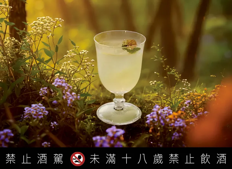 圓山首度聯名亞洲50大酒吧之一的「BAR MOOD Taipei 吧沐」，推出限量「覓到by吧沐酒吧特調兌換券」，每杯只要300元，輕鬆品嚐國際級調酒。圖為青鳥信使。圓山大飯店提供