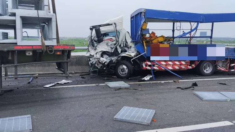 曳引車先撞上爆胎停路肩的預拌車，再擦撞前方維修車。民眾提供