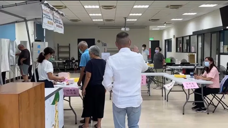 雲林清晨降下雨勢，一早投票所略嫌冷清。民眾提供