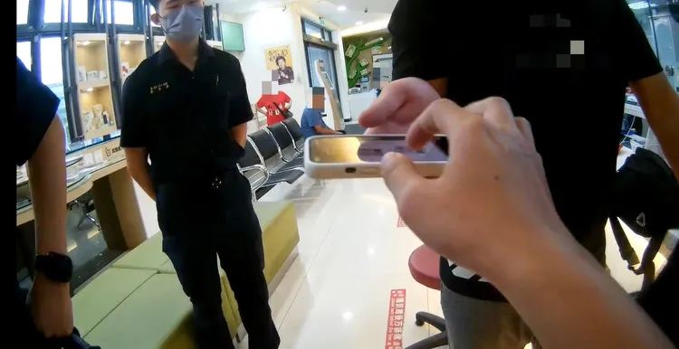 警方向民眾解說，勸阻匯款。翻攝畫面