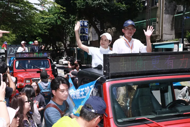 立委高金素梅、民眾黨主席黃國昌。彭欣偉攝