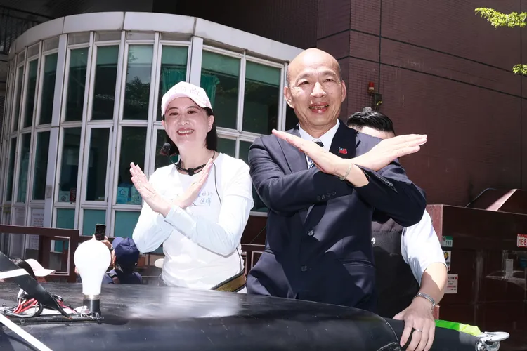 國民黨立委王鴻薇健康國小前反罷免掃街 立法院長韓國瑜。彭欣偉攝