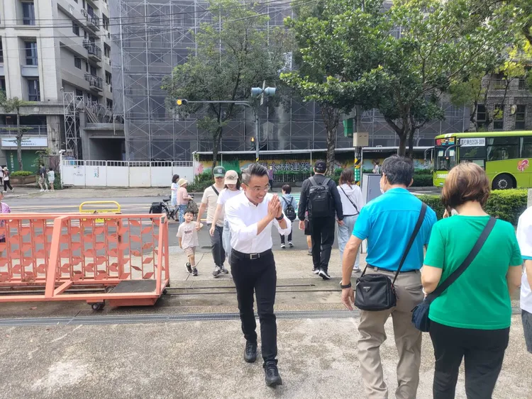 林口區今天天氣不錯，投票所湧人潮，「館長」陳之漢投完票與洪孟楷不期而遇。服務處提供