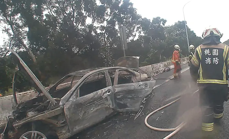 小客車幾乎燒成只剩支架。國道警方提供