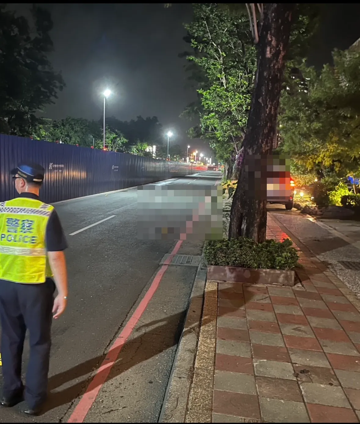 联结车擦撞机车,造成越南籍骑士倒地重伤不治。翻摄画面