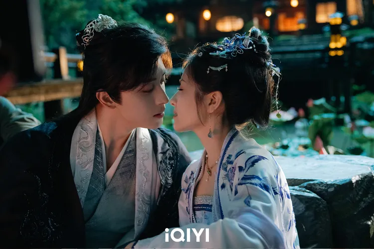 李蘭迪（右）笑稱和敖瑞鵬拍吻戲像在治頸椎病。iQIYI愛奇藝國際版提供