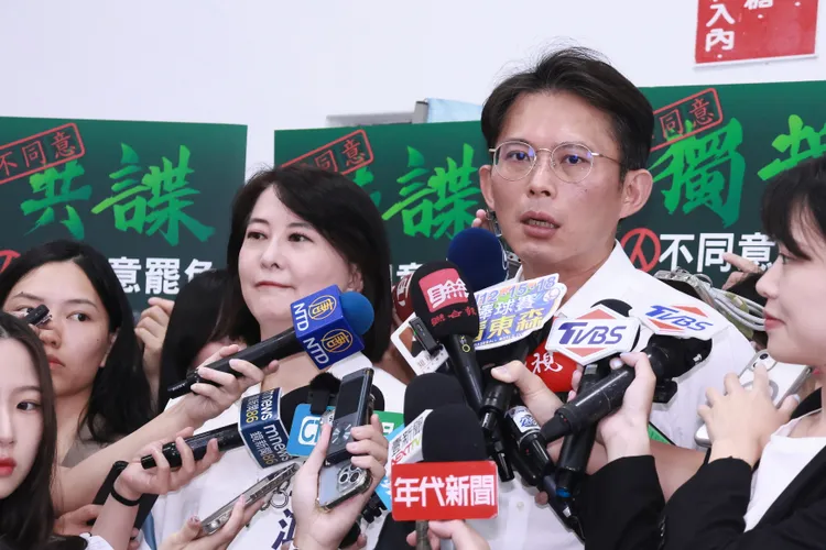 國民黨立委王鴻薇12日在北市舉辦反惡罷活動，邀請民眾黨主席黃國昌現身助講。彭欣偉攝