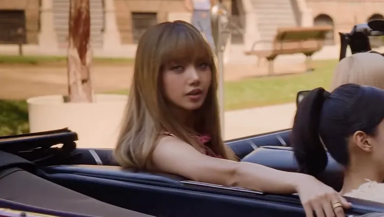 Lisa則搭配了寶格麗珠寶。翻攝BLACKPINK IG