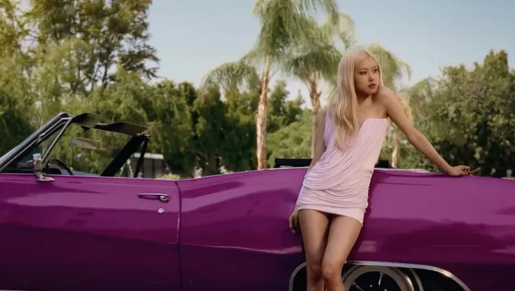 ROSÉ換上Maticevski粉色不規則短洋裝。翻攝BLACKPINK IG