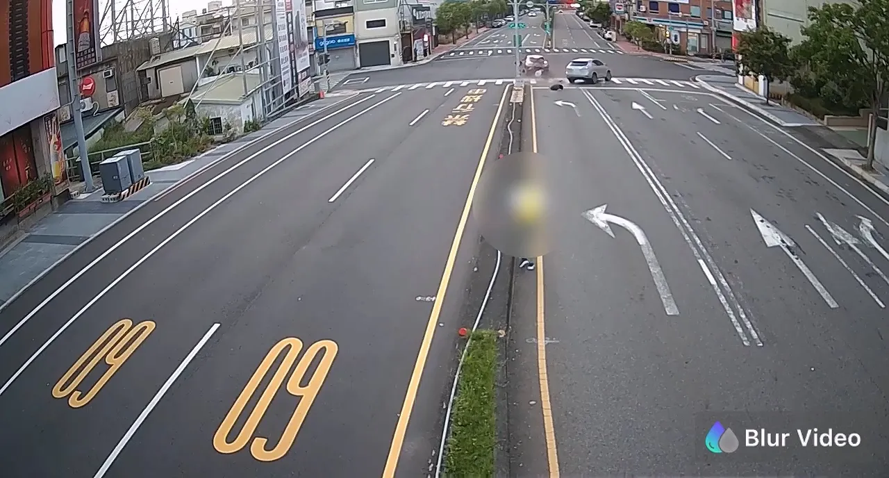 當時1名路人違規穿越馬路,所幸他看到肇事車輛疾駛而來停在分隔島上,逃過一劫。民眾提供