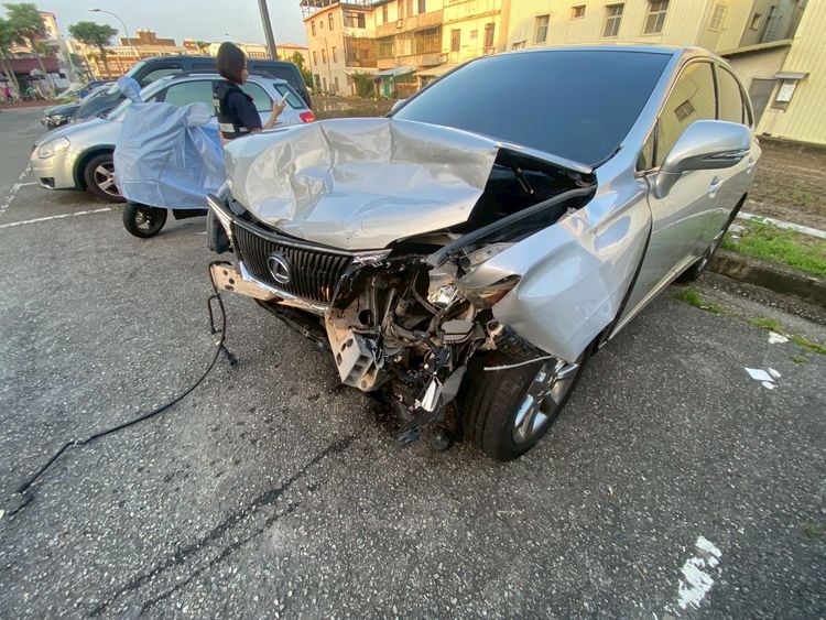 苗栗醉男撞前車害2傷　肇逃1公里醉倒駕駛座被逮！酒測值超高