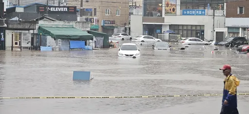 韩国暴雨成灾!大邱水淹半栋民宅 瑞山驾驶受困车内溺毙