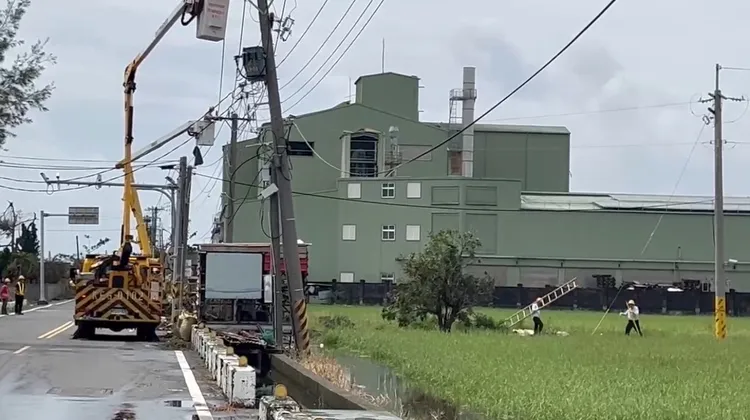 台電人員陸續到附近區域檢修，希望能盡速復電。民眾提供