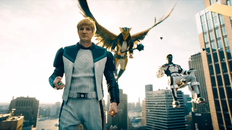 《超人》新角色「正義幫」登場，「綠光戰警」蓋加德納（左起）、鷹女孩、卓越先生。華納兄弟提供