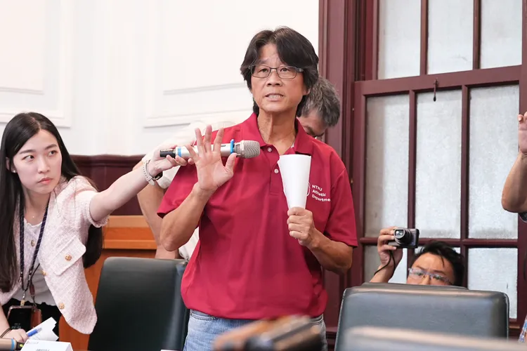 神隱多日的當事教授周台英，現身道歉。彭欣偉攝