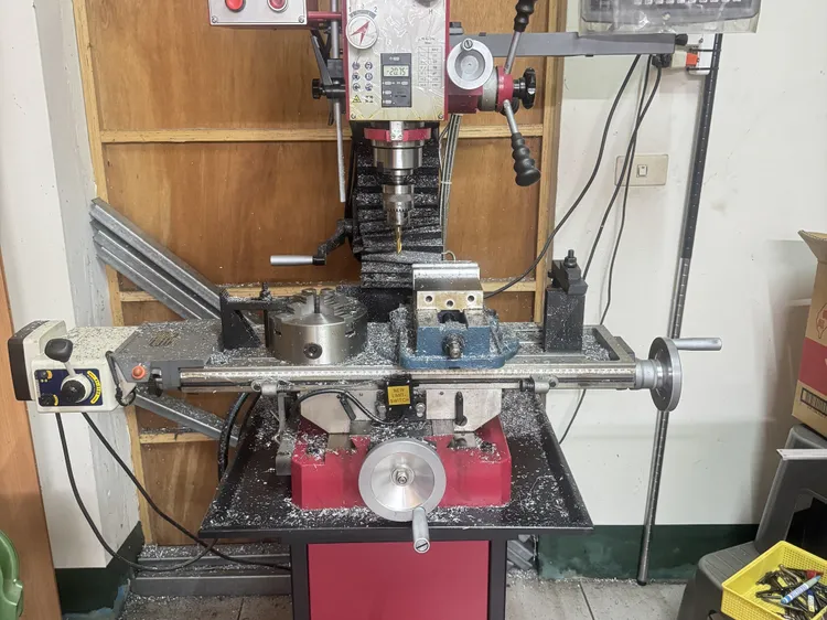 警方搜出大批改造槍械工具、零件。翻攝畫面