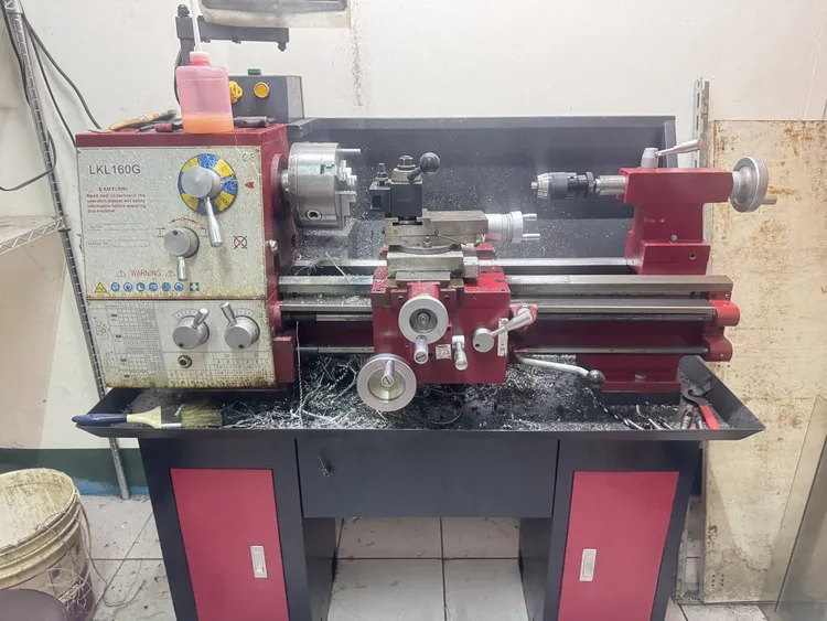 警方搜出大批改造槍械工具、零件。翻攝畫面