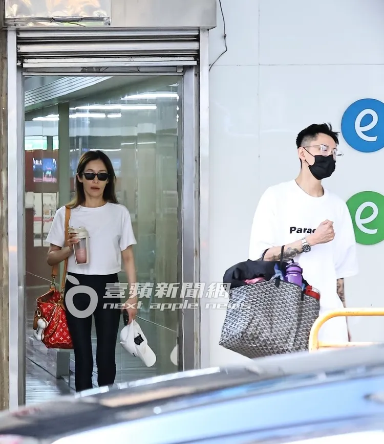 蕭亞軒比起去年《壹蘋》直擊走路步伐不穩的狀態，這次腳步穩健許多。特勤中心攝