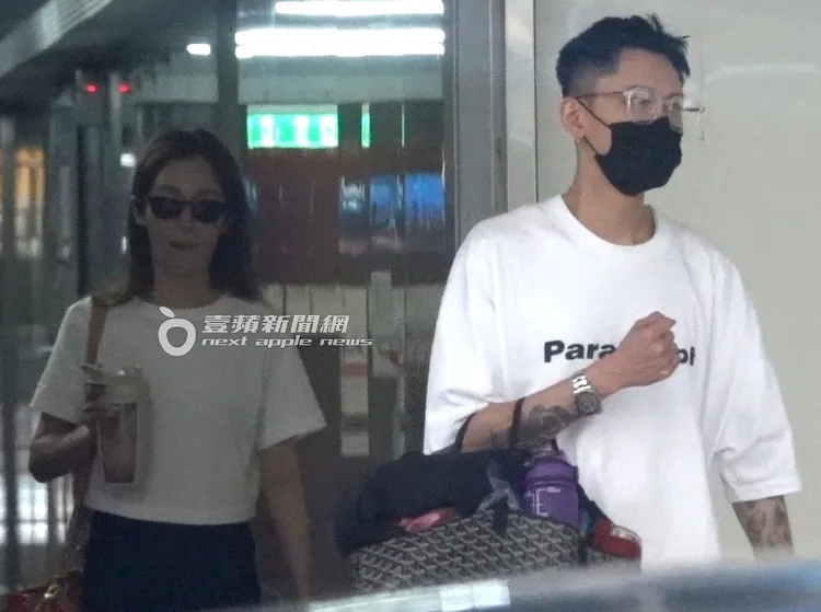 蕭亞軒助理（右）走在她前面開路。特勤中心攝