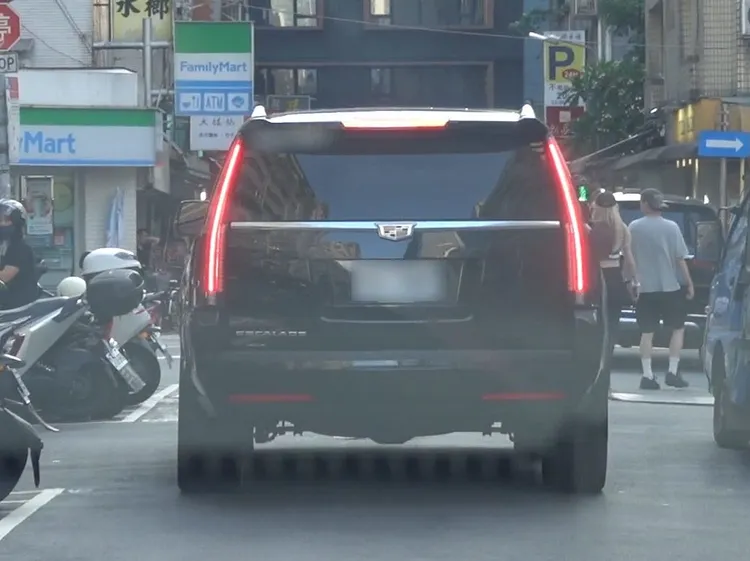 蕭亞軒與男助理搭乘439萬元起的凱迪拉克休旅車返家。特勤中心攝