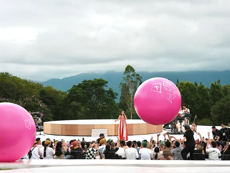 田馥甄大草皮開唱，推「田調」球與粉絲同歡。何樂音樂提供