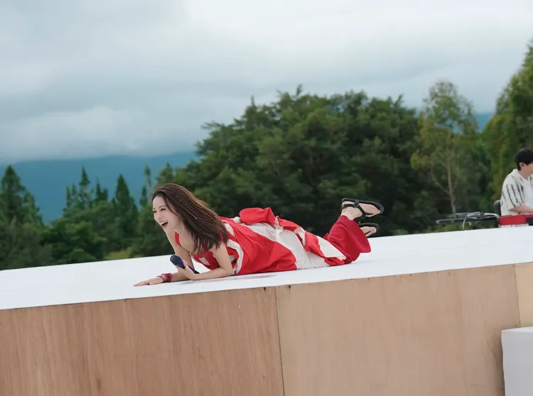 田馥甄隨興趴在圓形旋轉舞台演出，打趣是全世界最大、最貴的床。何樂音樂提供