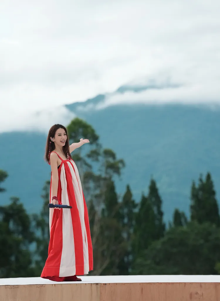 田馥甄讚雲霧繚繞宛如潑墨山水畫。何樂音樂提供