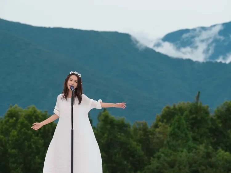 田馥甄周日造型仙氣飄飄。何樂音樂提供