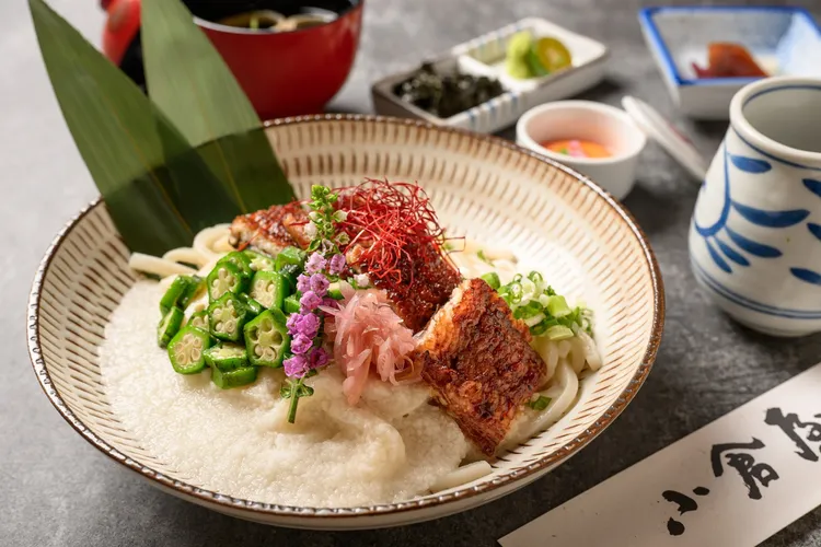 小倉屋推出雙う結合的年度新品「鰻魚山藥烏龍冷麵」，2025「土用丑盛夏鰻魚祭」活動期間88折，共有定食及御膳套餐可供選擇。小倉屋提供
