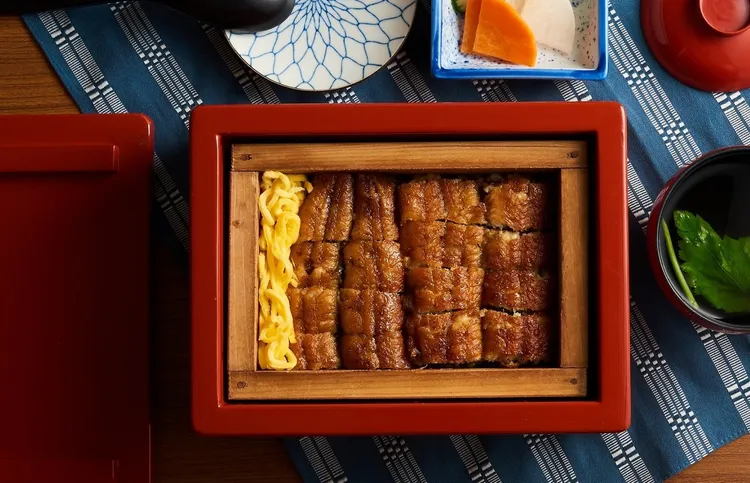 小倉屋2025「土用丑盛夏鰻魚祭」活動期間，「鰻蒸定食」及「鰻重定食」內用免費升級。「鰻蒸定食」將炙烤後鰻魚、拌上獨門蒲燒醬汁白飯、蛋皮切絲放入木頭容器中使用蒸籠加熱入味，可一口嚐盡醬香、鰻香、飯香與蛋香。小倉屋提供