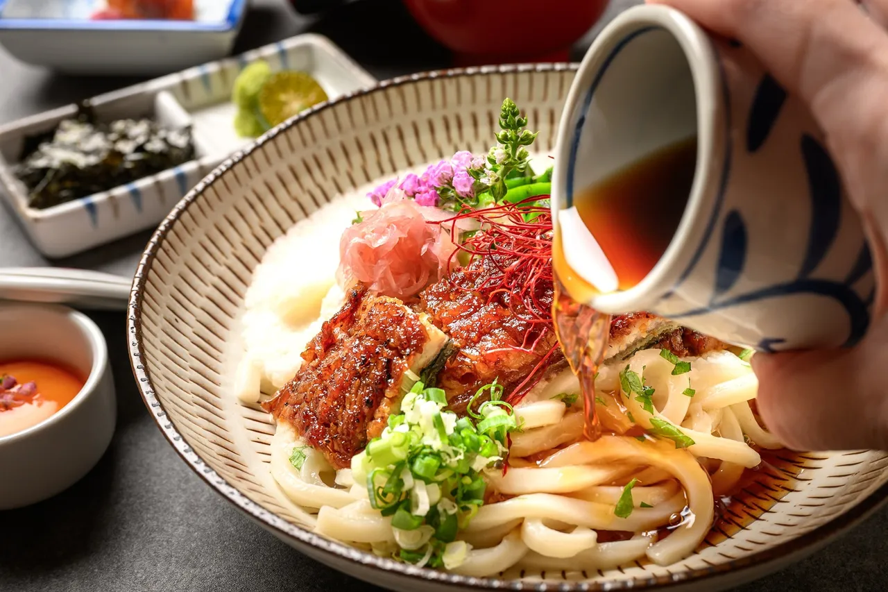 小仓屋「鳗鱼山药冷乌龙定食」食用前可依口味需求倒入由蒲烧酱、味醂及料理酒黄金比例调和而成的精华的酱汁,不论是视觉及口感都属夏日最佳美食。小仓屋提供