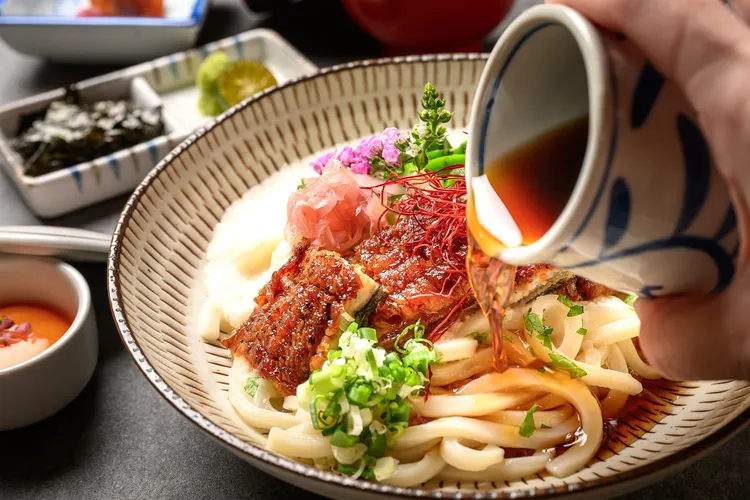 小倉屋「鰻魚山藥冷烏龍定食」食用前可依口味需求倒入由蒲燒醬、味醂及料理酒黃金比例調和而成的精華的醬汁，不論是視覺及口感都屬夏日最佳美食。小倉屋提供