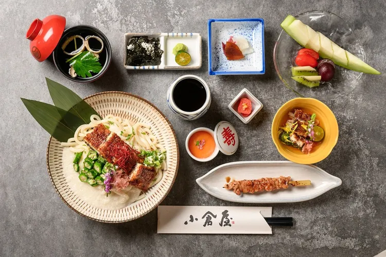 「鰻魚山藥冷烏龍定食」售價560元，升級御膳套餐960元(含鰻柵．柚子明太子．烤雞肉串．昆布湯．漬物．水果拼盤)， 「土用丑盛夏鰻魚祭」活動期間全面88折。小倉屋提供